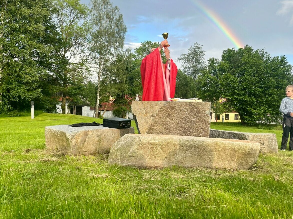 Venkovní mše svatá s p. Janem Pasekou