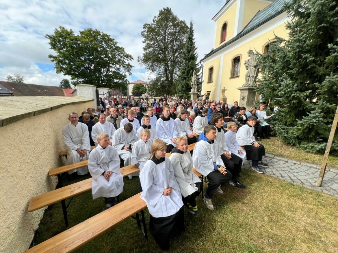 Záznam z primiční bohoslužby novokněze Tomáše Moučky
